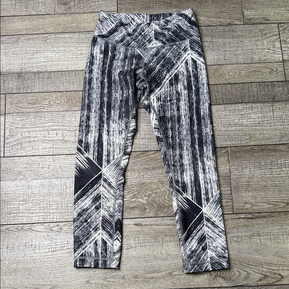 lululemon athletica Women Black and White Patterned cropped Leggings